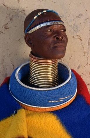 Aneis para estirar o pescozo dun home dunha tribo africana