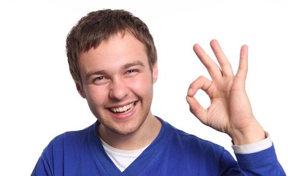 un home está satisfeito coa ampliación do pene cun extensor de baleiro